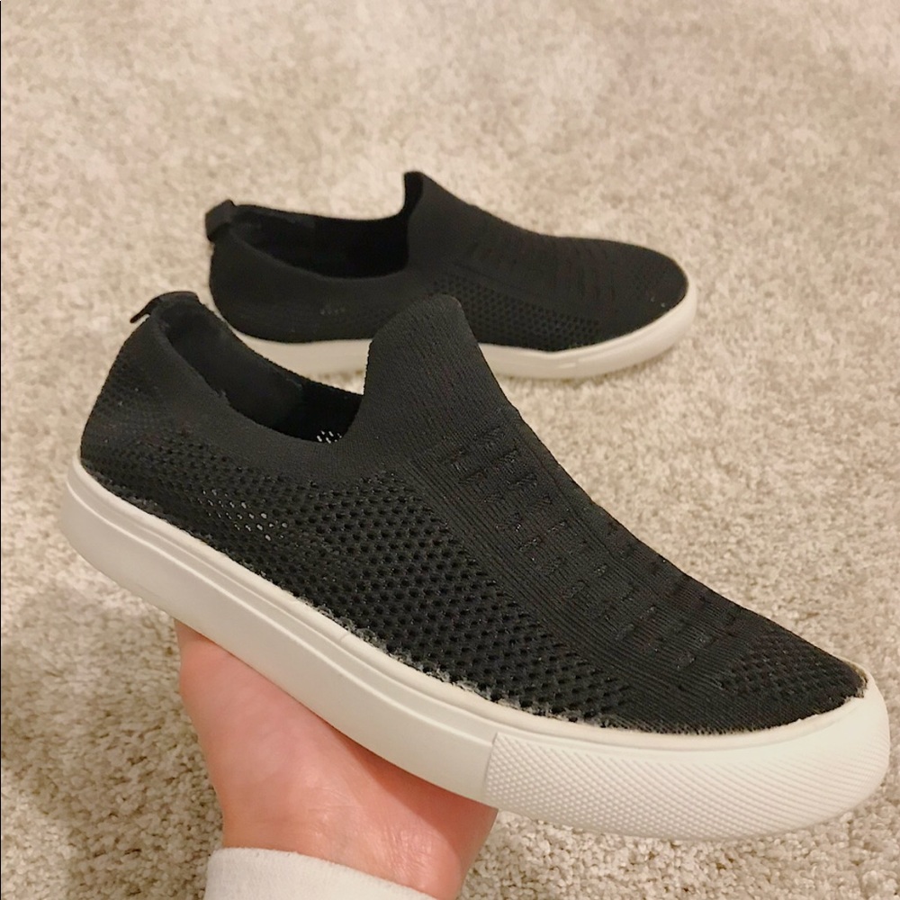 Steve Madden black mesh slip on’s